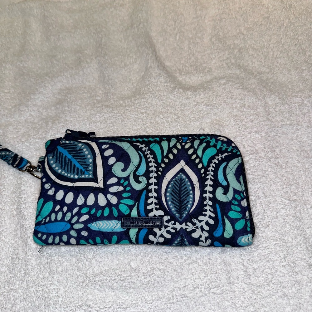 Vera Bradley Tech Wristlet Retired Pattern Blue Island Medallion. - Picture 5 of 8
